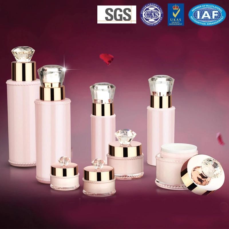 RG-A020 Diamond series cosmetic containers are full of design. Each bottle has a high-transparent acrylic diamond, which is very eye-catching.