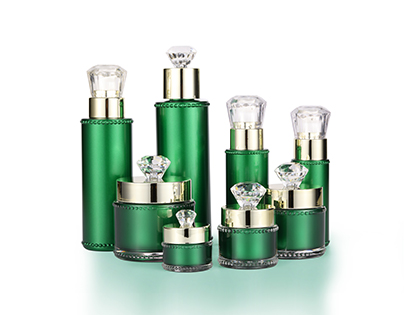 RG-A020 Diamond series cosmetic containers are full of design. Each bottle has a high-transparent acrylic diamond, which is very eye-catching.